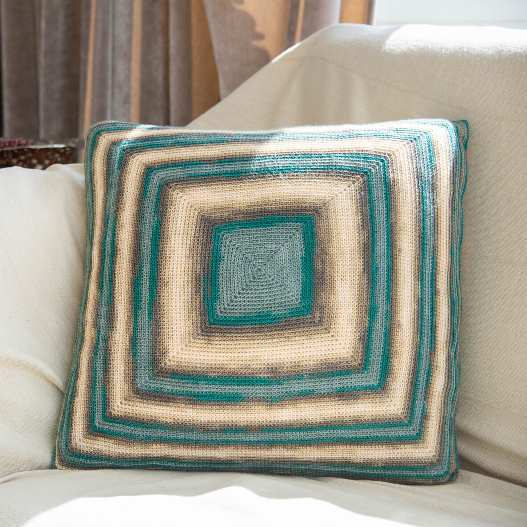 Cushion Tanis crochet and Siwa throw